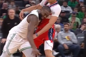 霍华德：布朗别用发际线粉了 给你推个Tony 我快秃了就是找他的